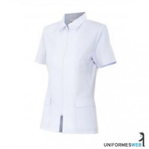 Chaqueta entallada de color blanco para uniforme sanitario en UniformesWeb