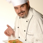 Chef de cocina con chaqueta de cocinero y gorro de chef
